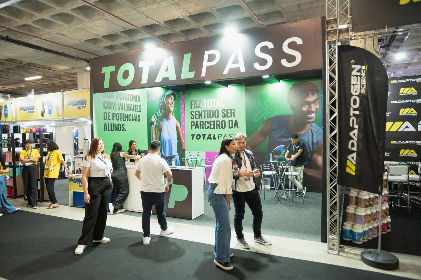 Estande da TotalPass na feira do ENAF